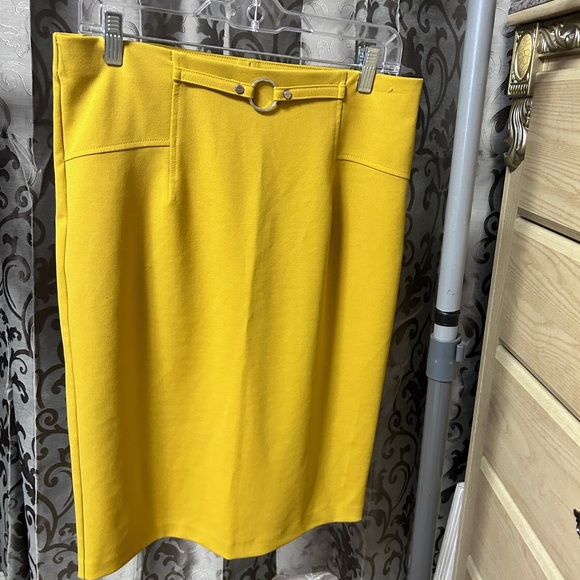 In excellent condition - mustard color - Picture 5 of 5